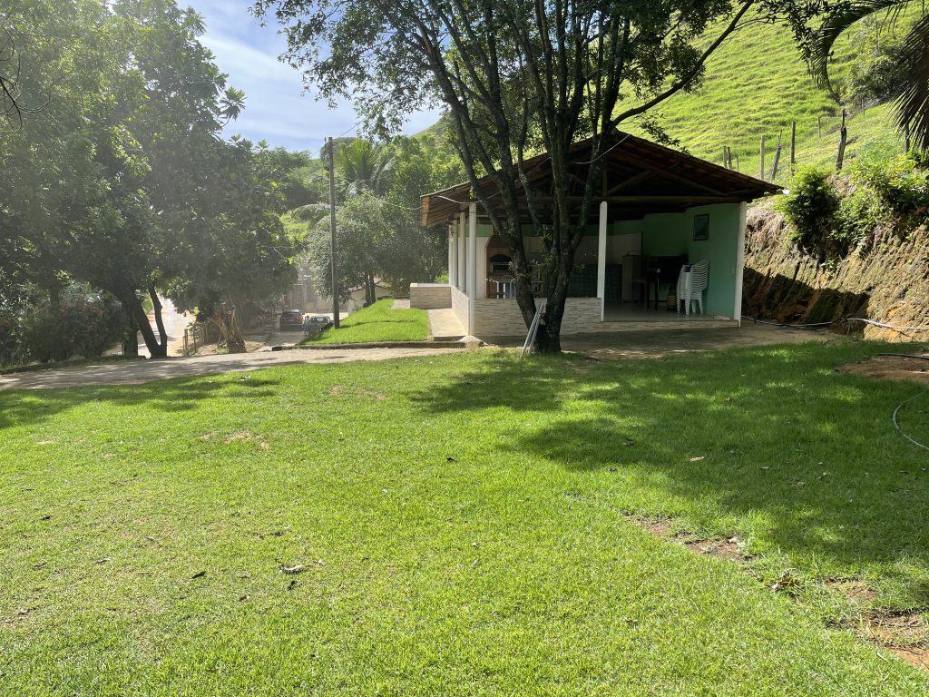 Lindo sítio com muito pasto e uma bela casa Lindo sítio com muito pasto e uma bela casa