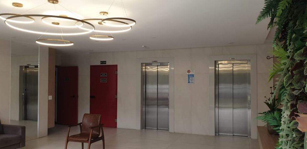 Apartamento 02 Quartos (sendo 01 suíte) – Mobiliado – 02 vagas – Centro – Frente