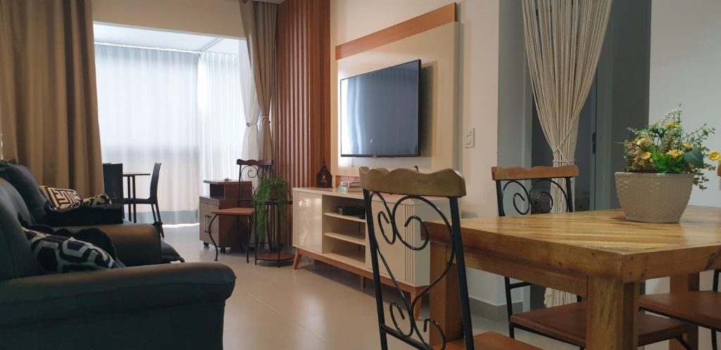 Apartamento 02 Quartos (sendo 01 suíte) – Mobiliado – 02 vagas – Centro – Frente
