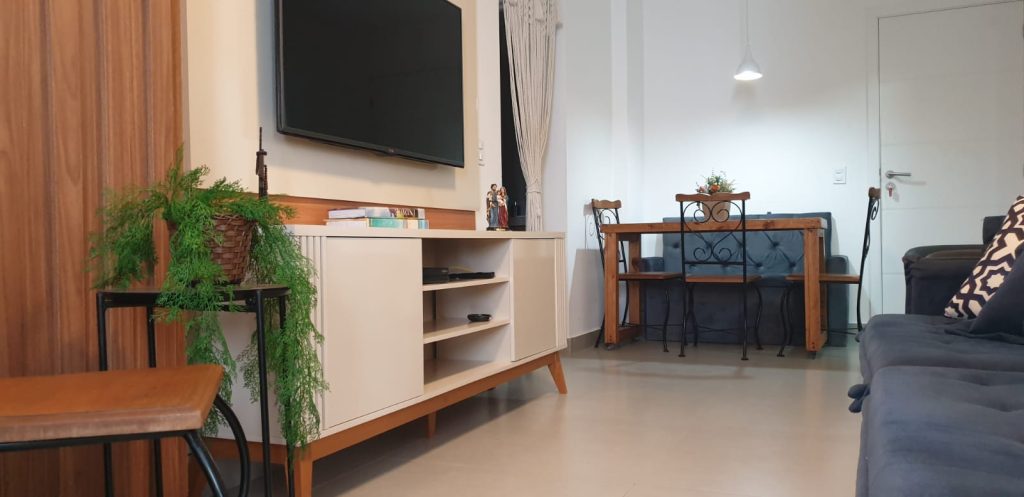 Apartamento 02 Quartos (sendo 01 suíte) – Mobiliado – 02 vagas – Centro – Frente