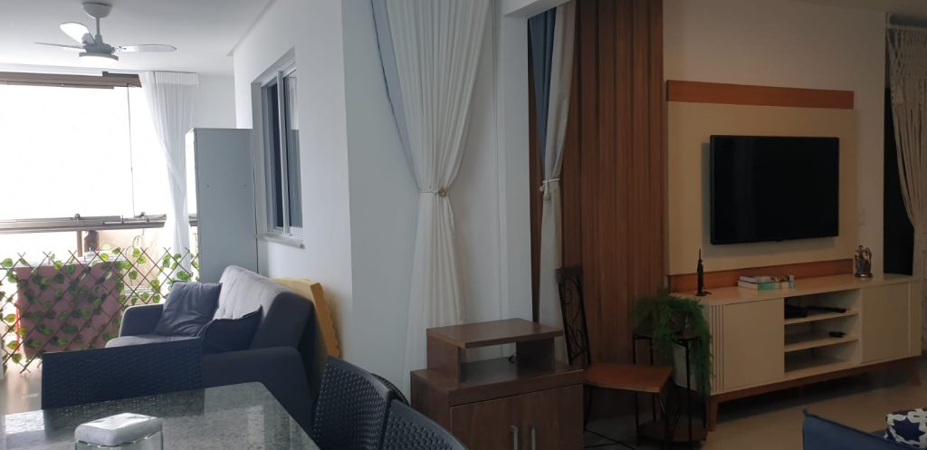Apartamento 02 Quartos (sendo 01 suíte) – Mobiliado – 02 vagas – Centro – Frente