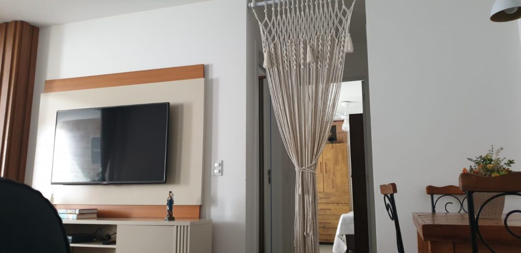Apartamento 02 Quartos (sendo 01 suíte) – Mobiliado – 02 vagas – Centro – Frente