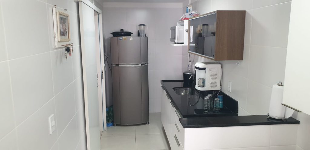 Apartamento 02 Quartos (sendo 01 suíte) – Mobiliado – 02 vagas – Centro – Frente