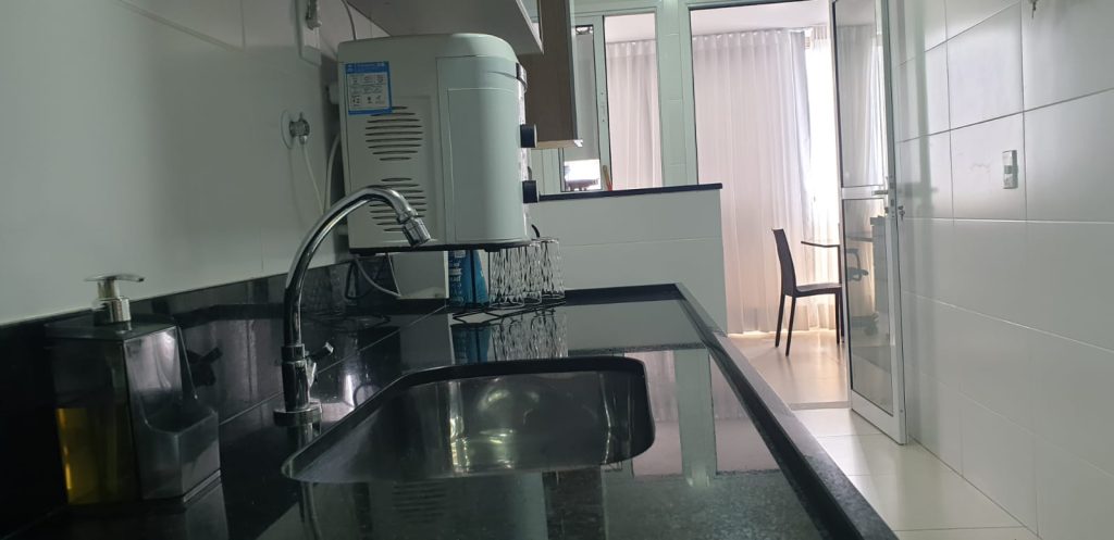 Apartamento 02 Quartos (sendo 01 suíte) – Mobiliado – 02 vagas – Centro – Frente