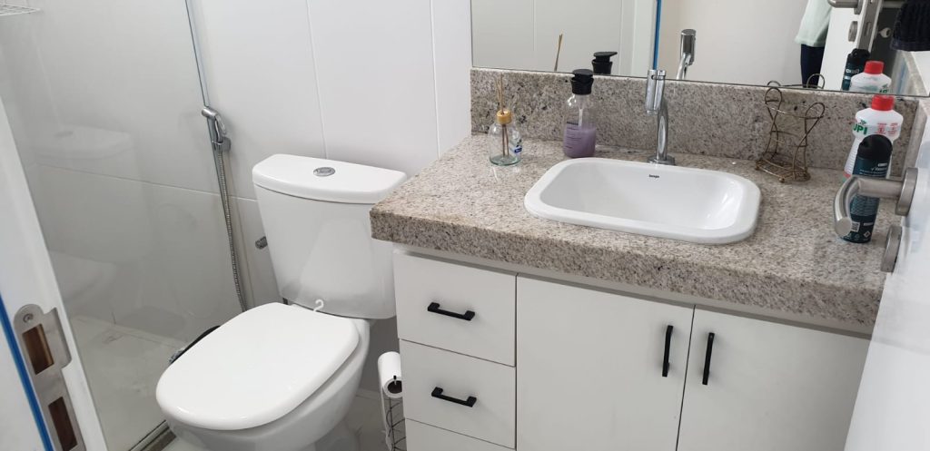 Apartamento 02 Quartos (sendo 01 suíte) – Mobiliado – 02 vagas – Centro – Frente