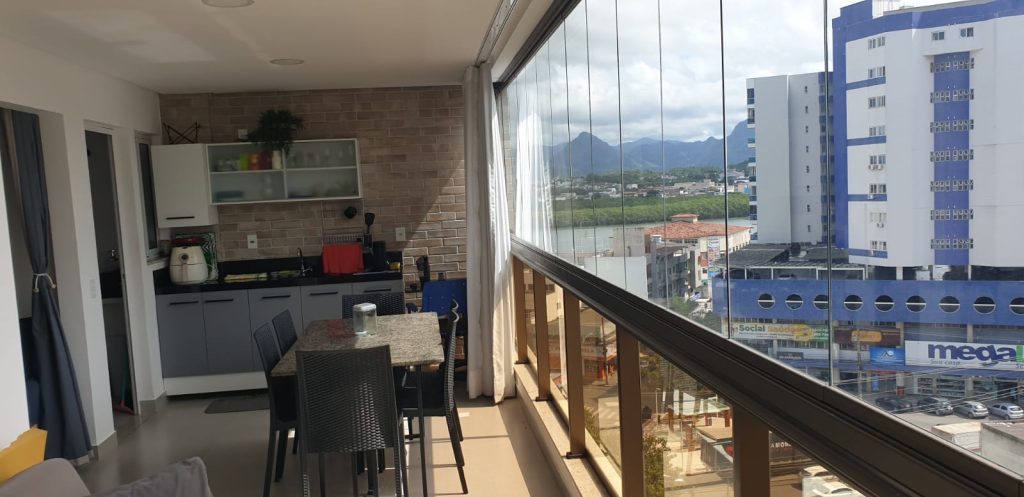 Apartamento 02 Quartos (sendo 01 suíte) – Mobiliado – 02 vagas – Centro – Frente