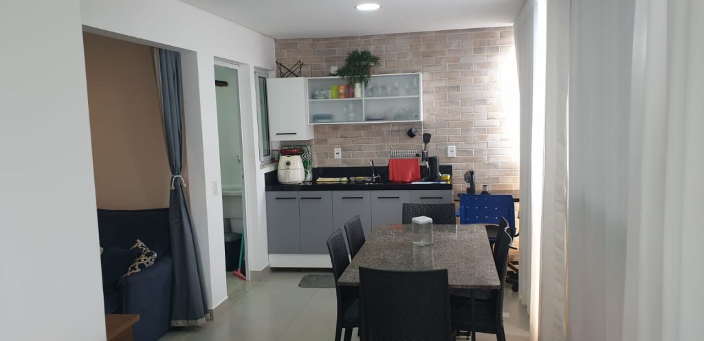 Apartamento 02 Quartos (sendo 01 suíte) – Mobiliado – 02 vagas – Centro – Frente