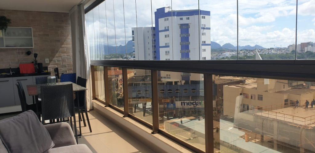 Apartamento 02 Quartos (sendo 01 suíte) – Mobiliado – 02 vagas – Centro – Frente