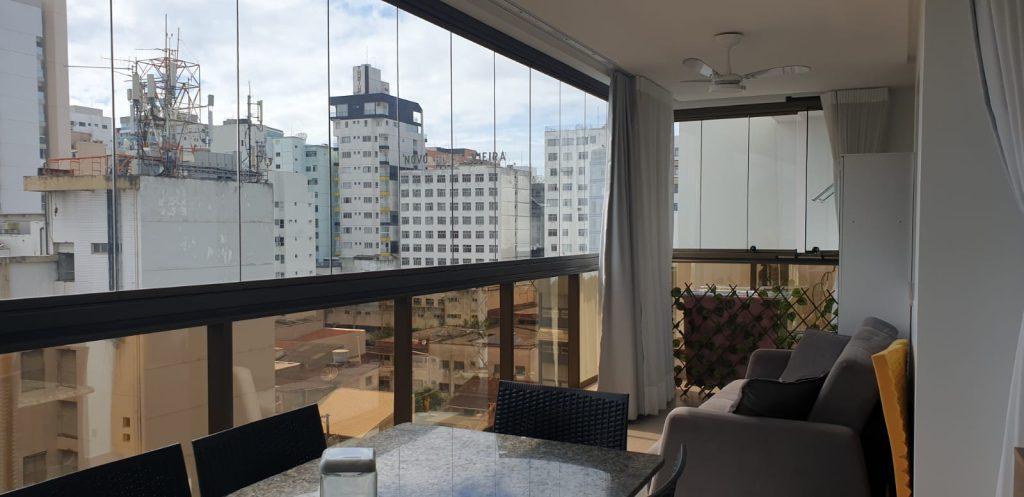 Apartamento 02 Quartos (sendo 01 suíte) – Mobiliado – 02 vagas – Centro – Frente