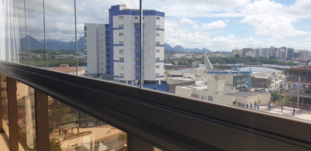 Apartamento 02 Quartos (sendo 01 suíte) – Mobiliado – 02 vagas – Centro – Frente