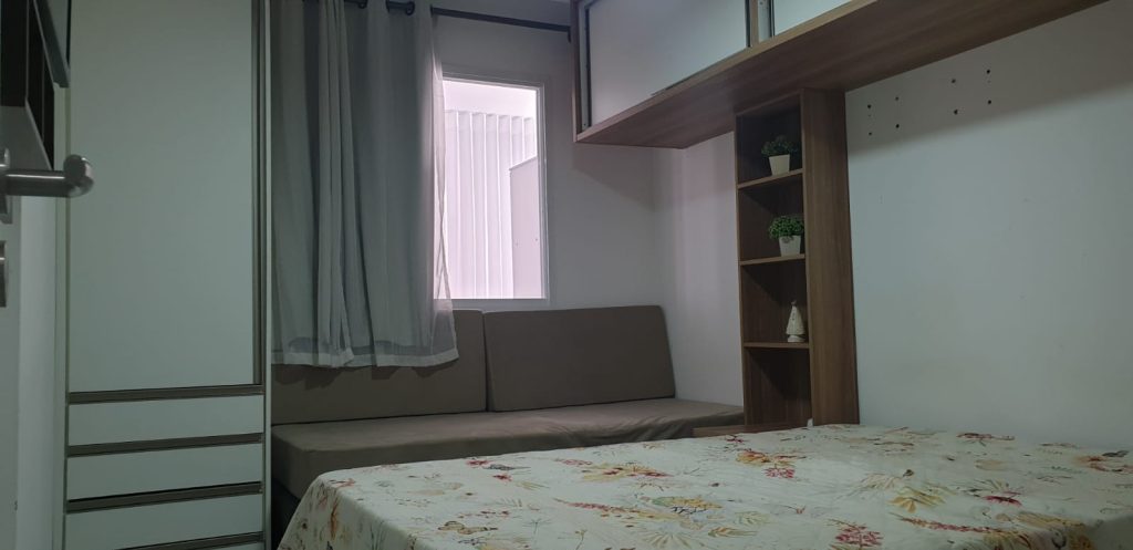 Apartamento 02 Quartos (sendo 01 suíte) – Mobiliado – 02 vagas – Centro – Frente