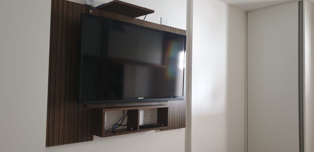 Apartamento 02 Quartos (sendo 01 suíte) – Mobiliado – 02 vagas – Centro – Frente