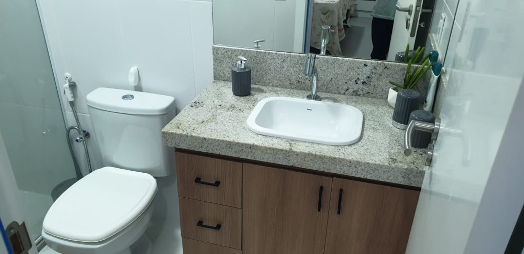 Apartamento 02 Quartos (sendo 01 suíte) – Mobiliado – 02 vagas – Centro – Frente