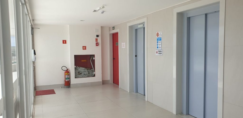 Apartamento 02 Quartos (sendo 01 suíte) – Mobiliado – 02 vagas – Centro – Frente