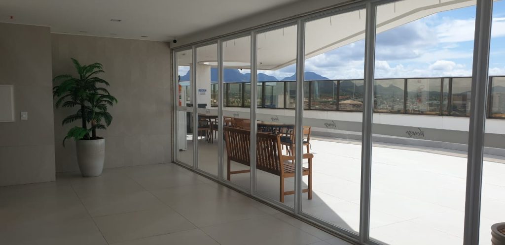 Apartamento 02 Quartos (sendo 01 suíte) – Mobiliado – 02 vagas – Centro – Frente