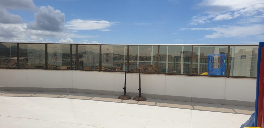 Apartamento 02 Quartos (sendo 01 suíte) – Mobiliado – 02 vagas – Centro – Frente