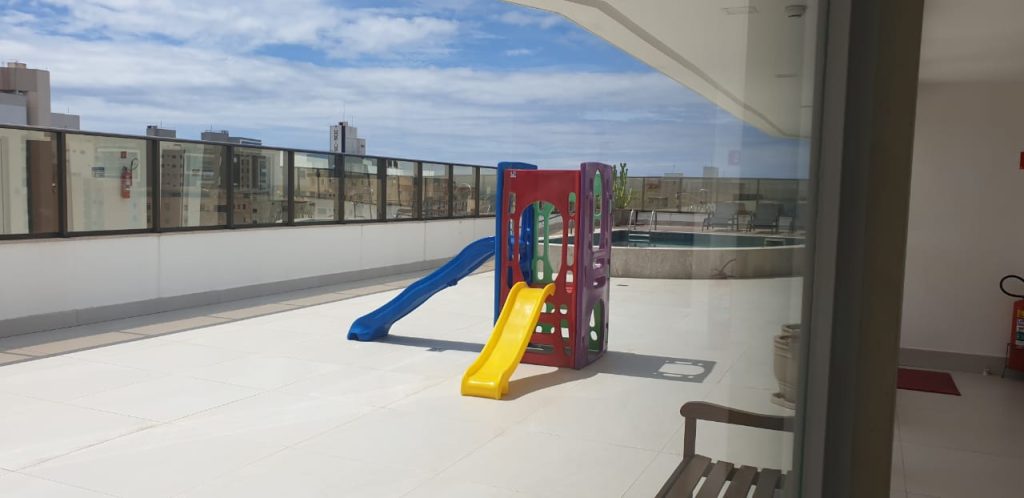 Apartamento 02 Quartos (sendo 01 suíte) – Mobiliado – 02 vagas – Centro – Frente