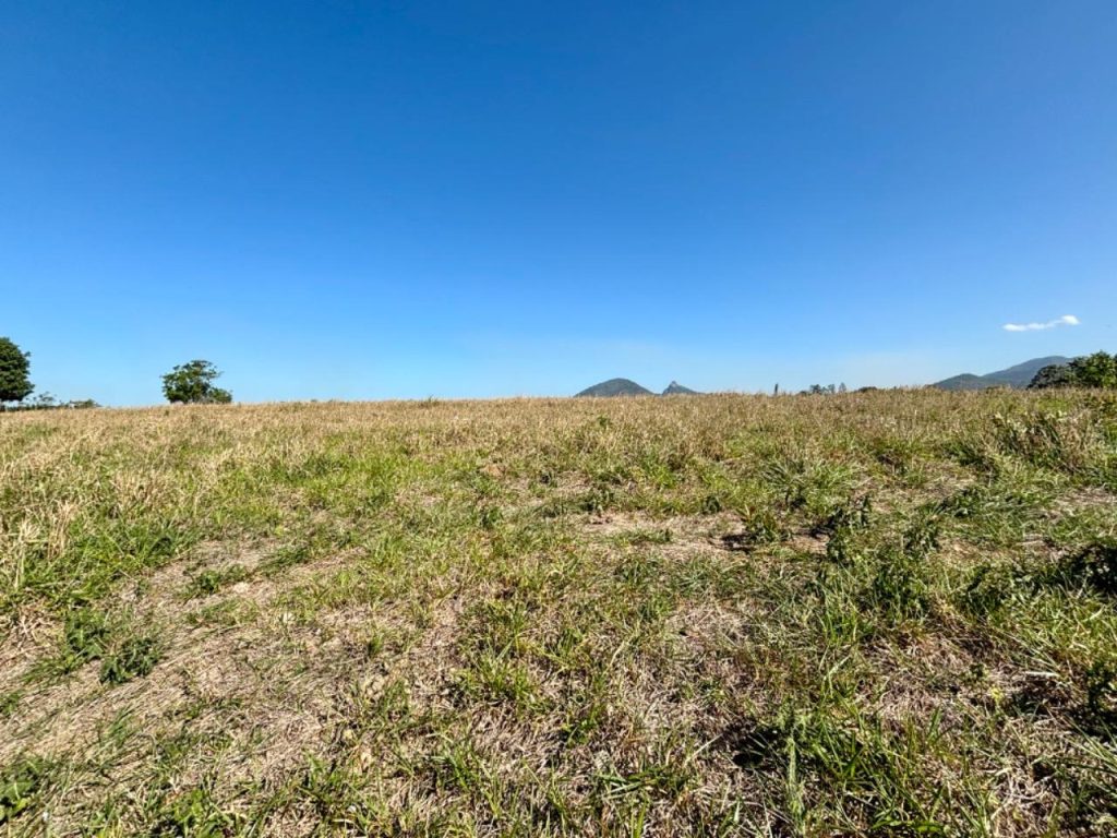 Linda área com topografia plana, próximo ao asfalto Linda área com topografia plana, próximo ao asfalto