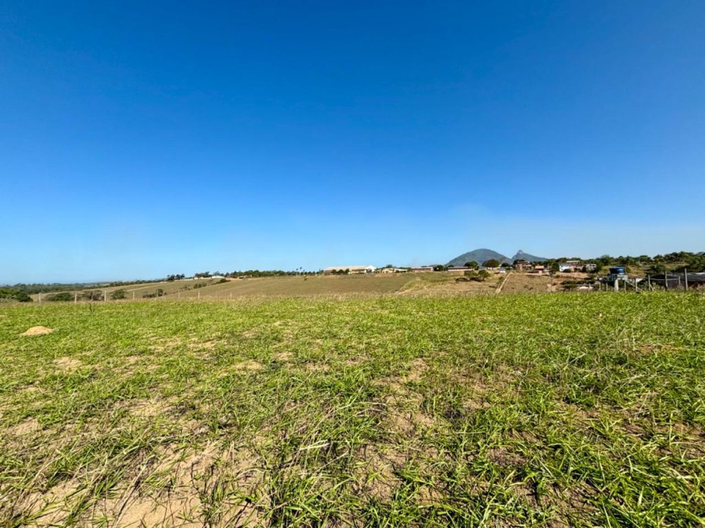Área com topografia plana próximo asfalto Área com topografia plana próximo asfalto