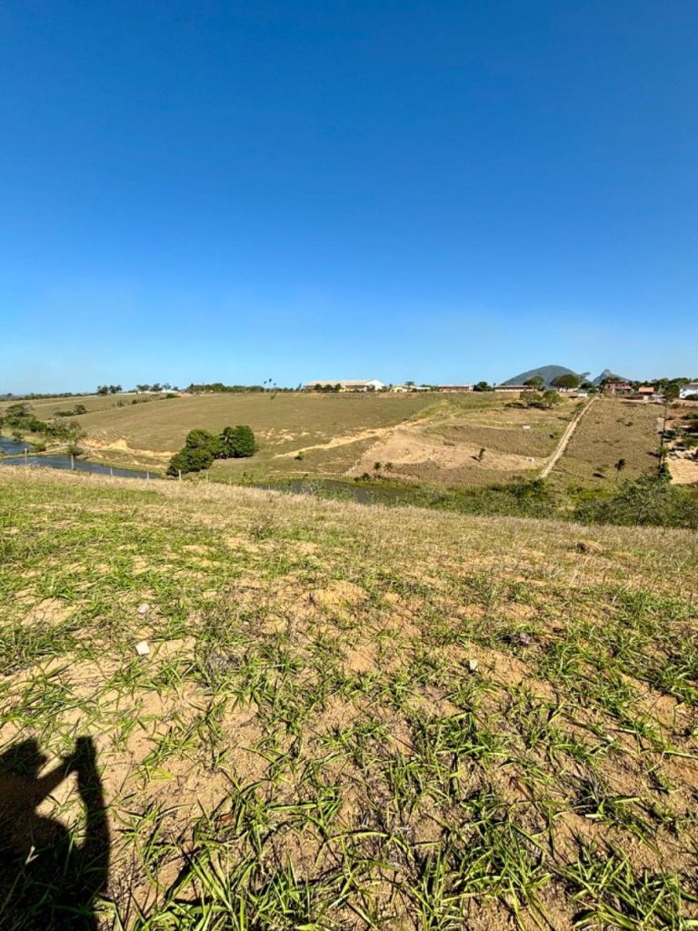 Área com topografia plana próximo asfalto Área com topografia plana próximo asfalto