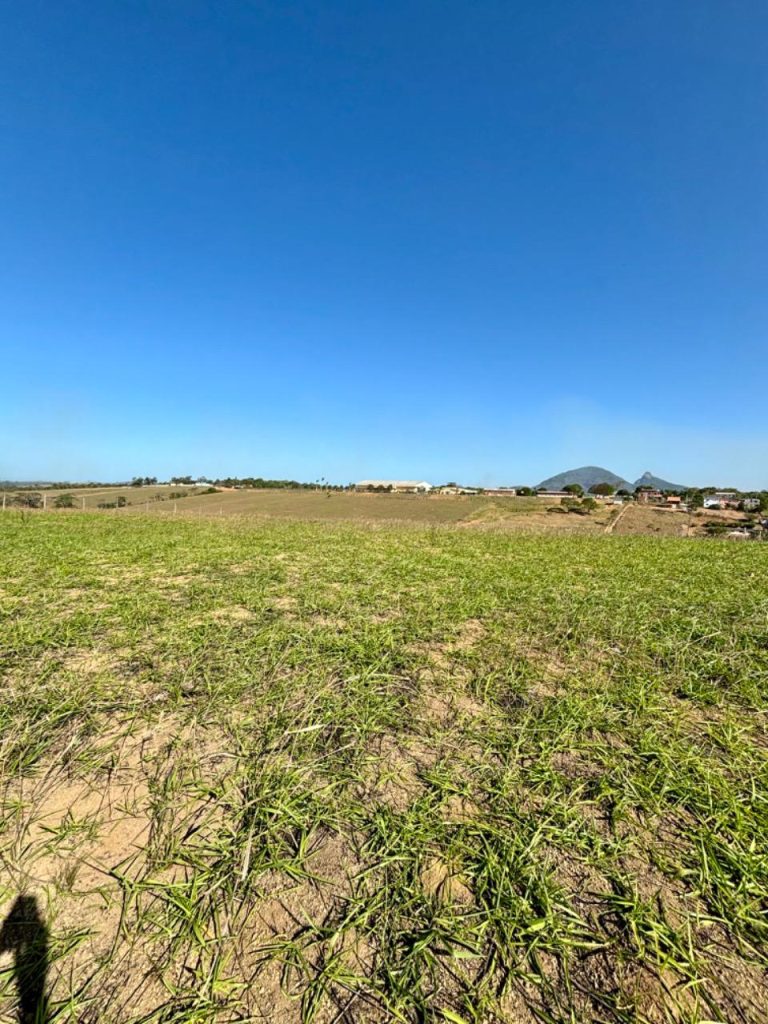 Área com topografia plana próximo asfalto Área com topografia plana próximo asfalto
