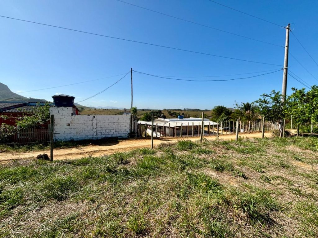 Linda área com topografia plana, próximo ao asfalto Linda área com topografia plana, próximo ao asfalto
