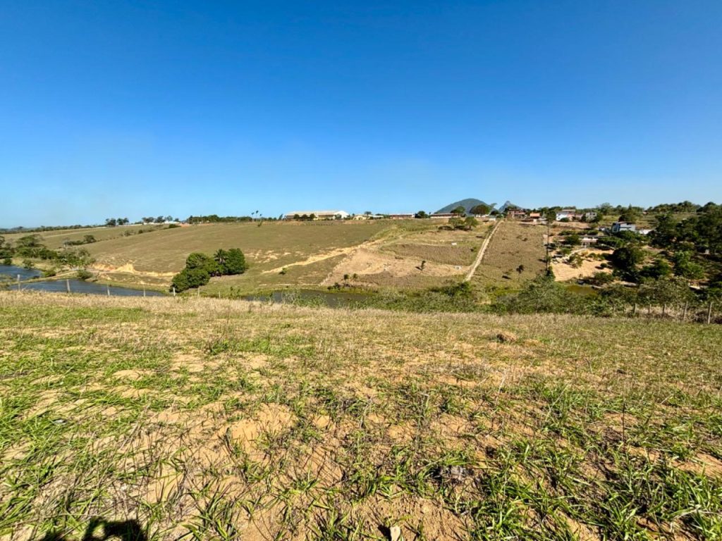 Área com topografia plana próximo asfalto Área com topografia plana próximo asfalto