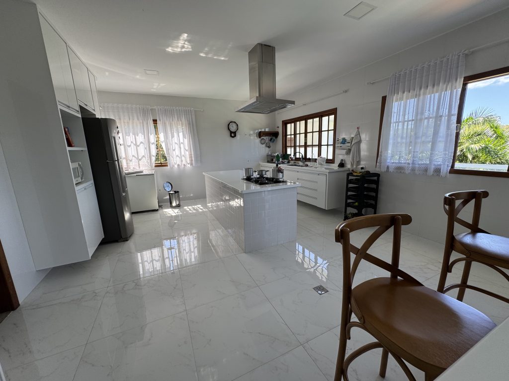 Luxuosa chácara com fino acabamento e acesso fácil Luxuosa chácara com fino acabamento e acesso fácil